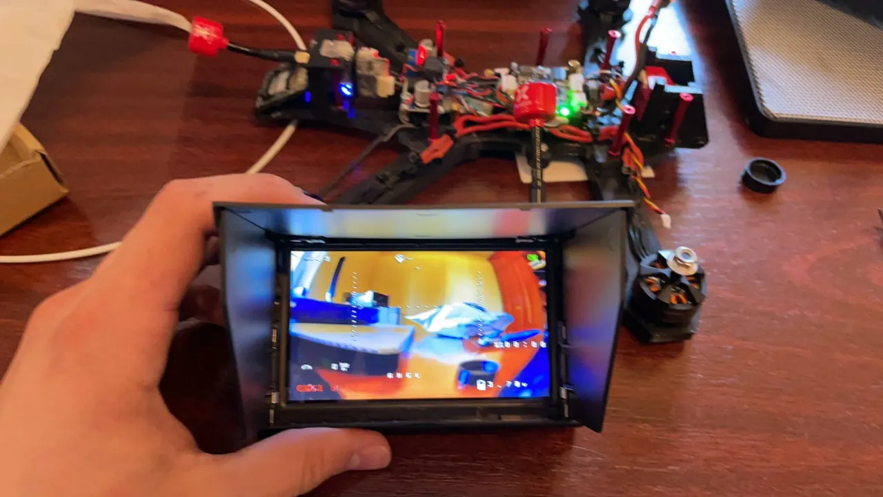 طائرة درون FPV مع حساسات قرب